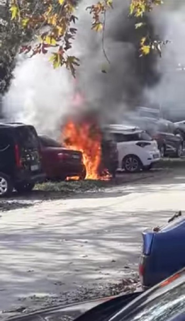 Bursa'da söndürülmeyen mangal ateşi 2 otomobili yaktı