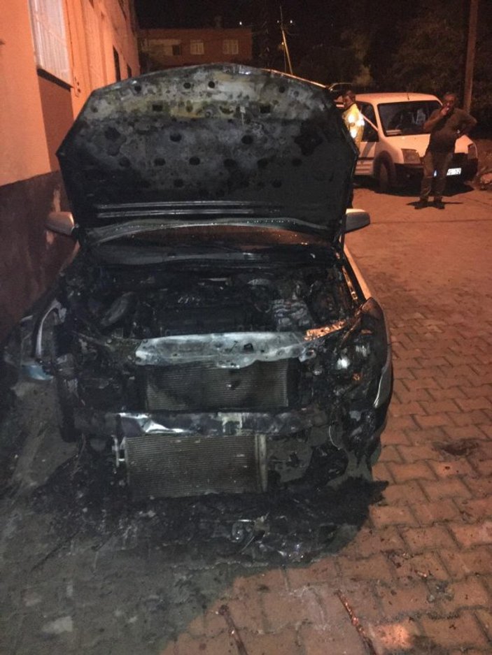 Adana'da 2 kişi park halindeki aracı yaktı