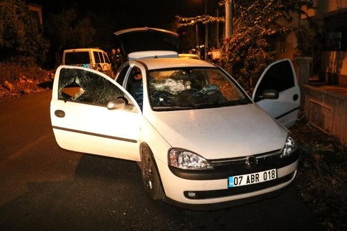 Antalya'da otomobilin camını tüfekle kırıp, cep telefonunu gasbettiler