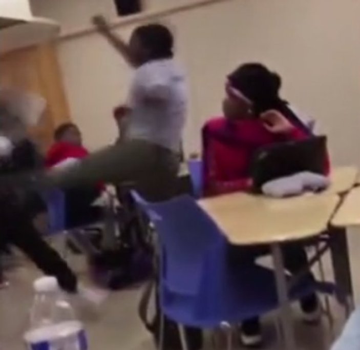 Öğrencisini tekme tokat döven ABD'li öğretmen
