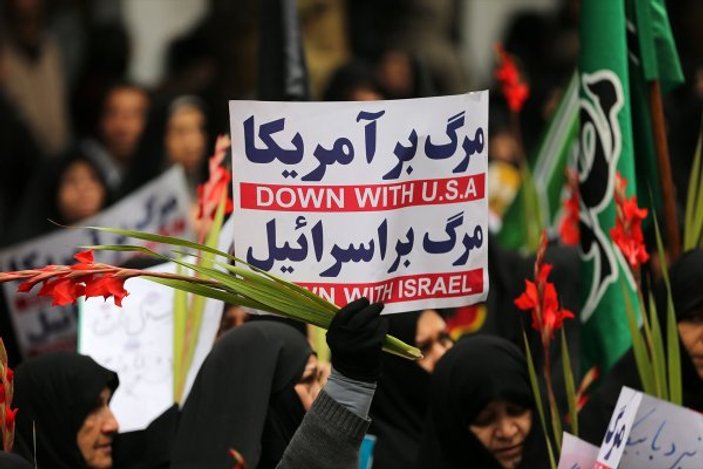 İran'da cenaze töreni 'karşıt' gösteriye dönüştü