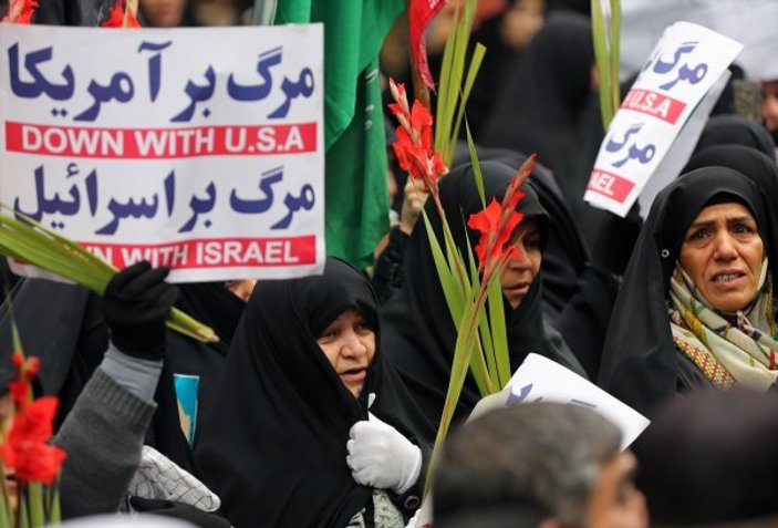 İran'da cenaze töreni 'karşıt' gösteriye dönüştü