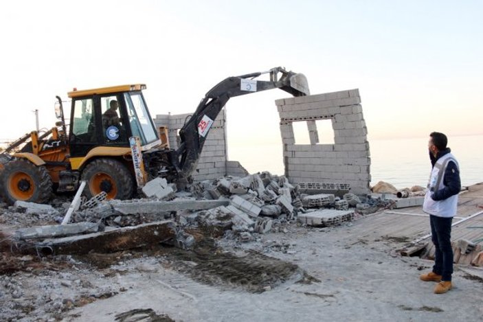 Van Gölü sahilinde kaçak yapılar yıkılıyor