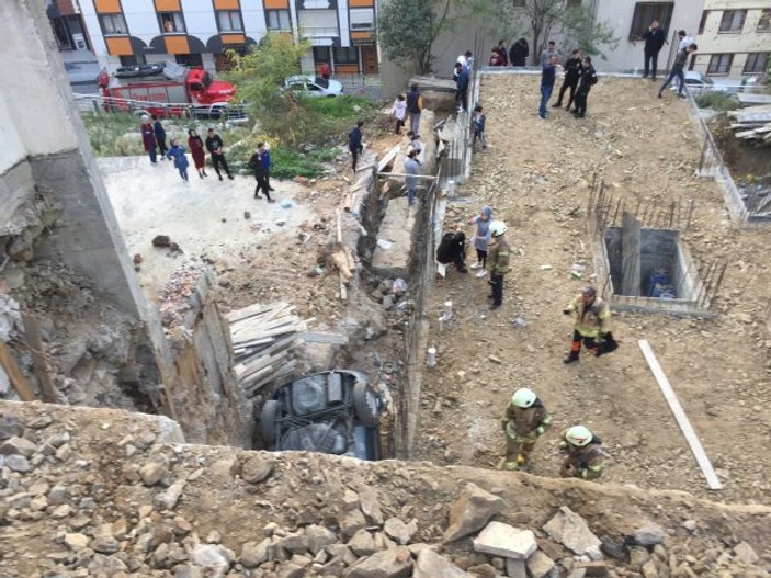 İstanbul'da bir araç inşaat çukuruna düştü