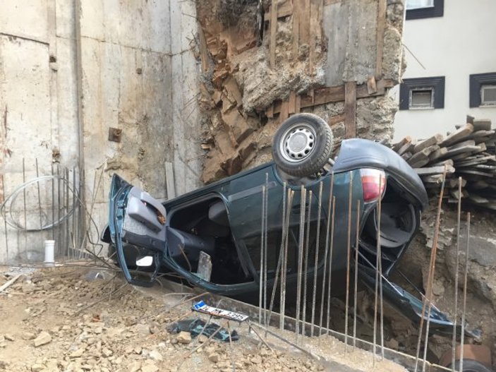 İstanbul'da bir araç inşaat çukuruna düştü