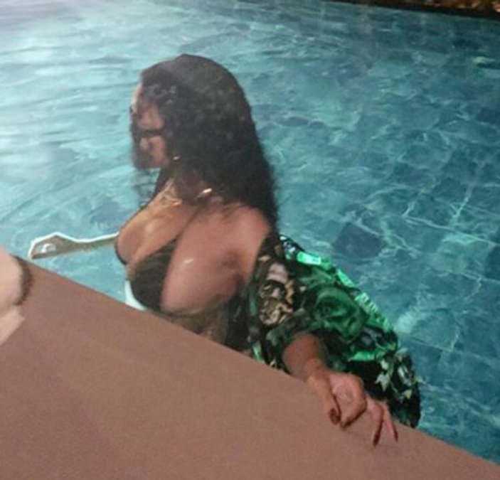 Rihanna'dan bikinili pozlar
