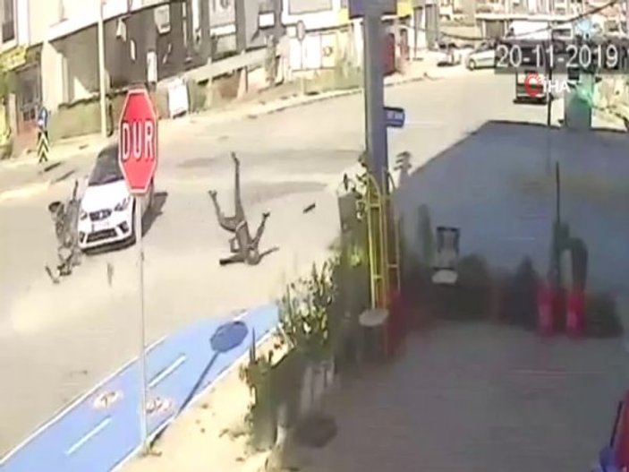 Denizli'de kaza yapan motosiklet sürücüsü havada taklalar attı