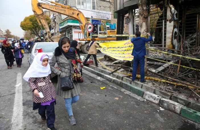 İran'da göstericiler 900'den fazla bankayı yaktı
