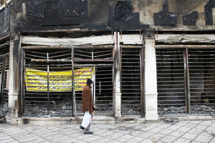 İran'da göstericiler 900'den fazla bankayı yaktı