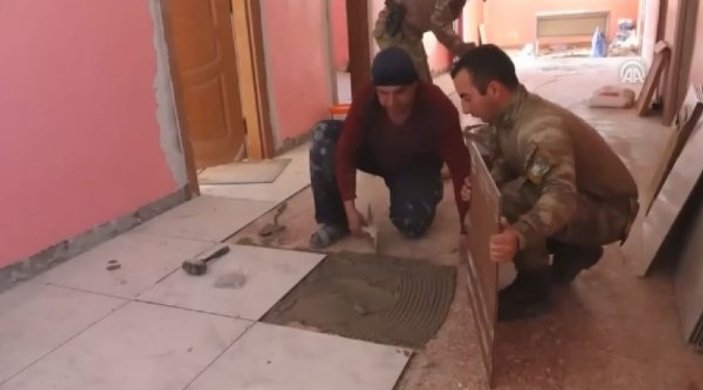 Teröristlerin tahrip ettiği okulu Mehmetçik onarıyor