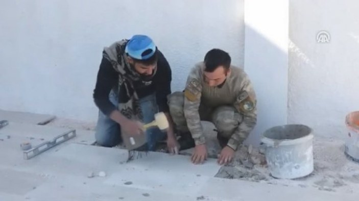 Teröristlerin tahrip ettiği okulu Mehmetçik onarıyor