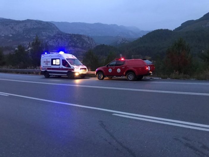 Antalya'da otomobil 70 metreden şarampole uçtu