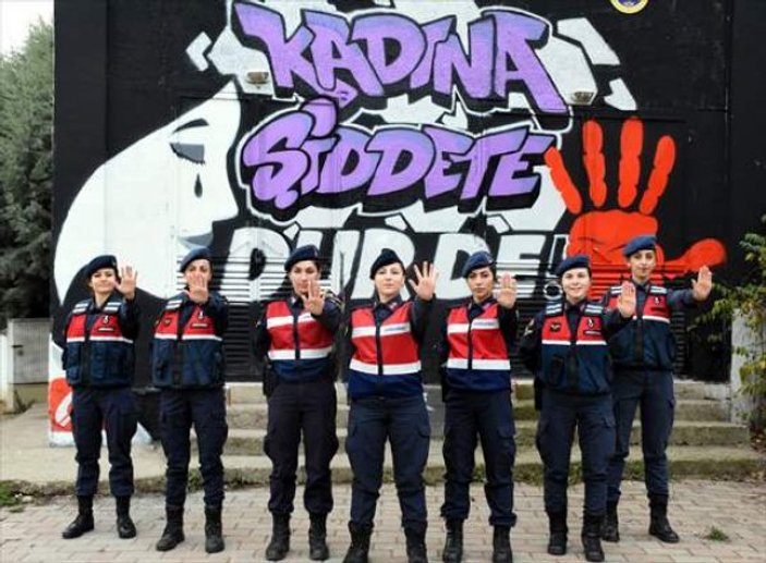 Bursa'da kadın astsubaylardan grafitili mesaj