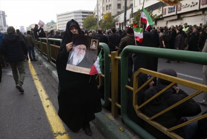 İran'da devrim diyenlerle protestocular artık karşı karşıya
