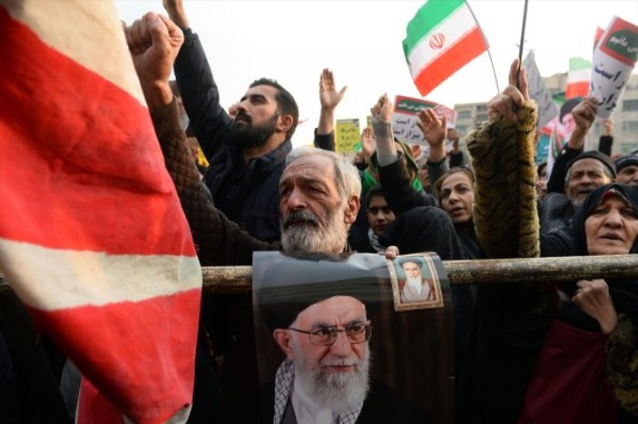 İran'da devrim diyenlerle protestocular artık karşı karşıya