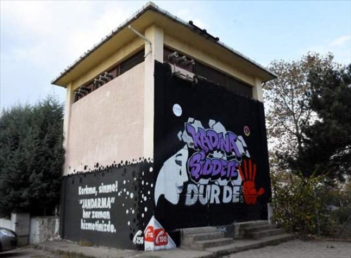 Bursa'da kadın astsubaylardan grafitili mesaj