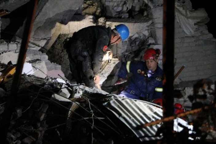 Arnavutluk'taki deprem anı güvenlik kameralarına yansıdı