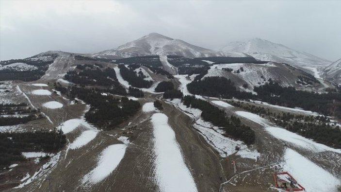 Erzurum'da kayak pistine suni kar püskürtüldü