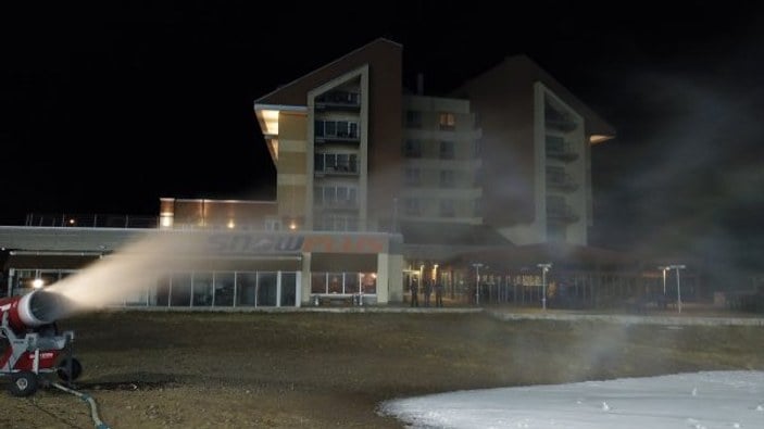Erzurum'da kayak pistine suni kar püskürtüldü