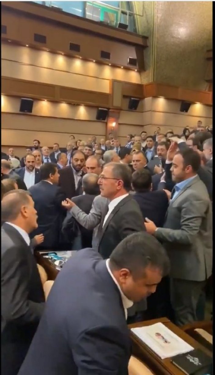 İBB Meclisi'nde kavga çıktı