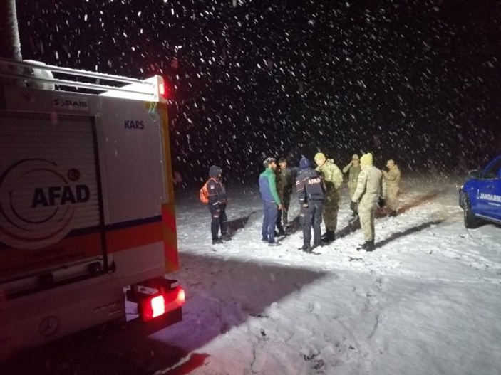 Kars'ta kar ve sis yüzünden kaybolan iki kişi bulundu