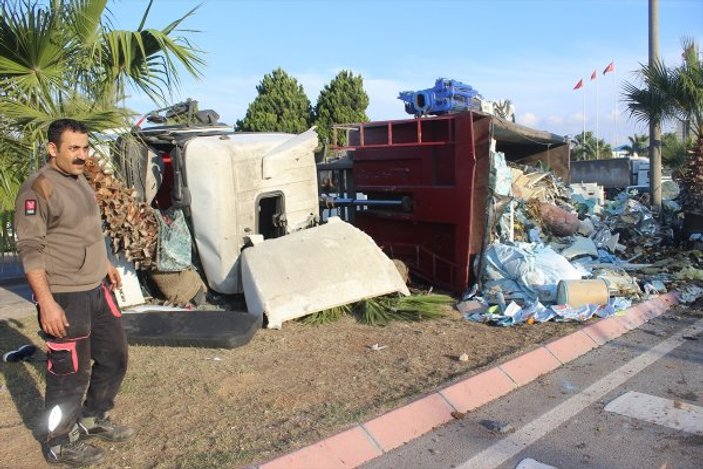 Adana'da çöp yüklü tır devrildi: 2 yaralı