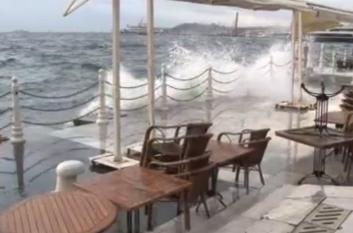 İstanbul'da şiddetli rüzgar etkili oluyor