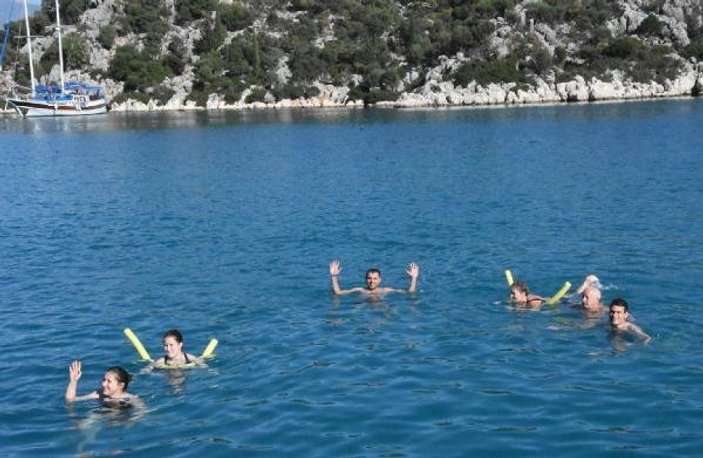 Antalya'da tatilcilerin deniz keyfi sürüyor