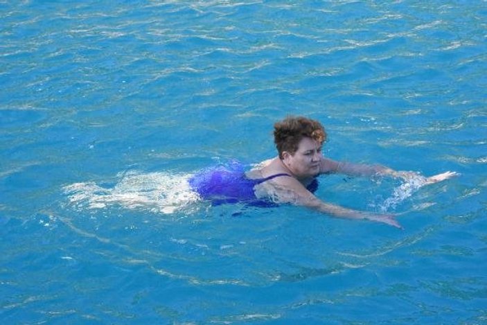 Antalya'da tatilcilerin deniz keyfi sürüyor