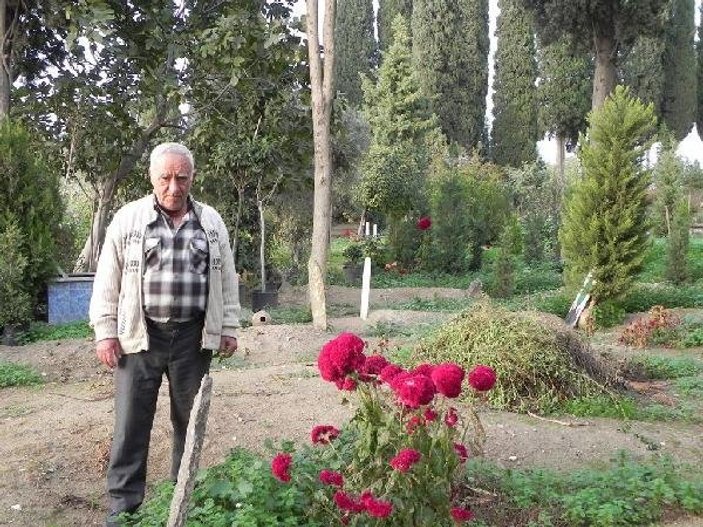 İzmir'deki köy mezarlığını çiçek bahçesine çevirdi