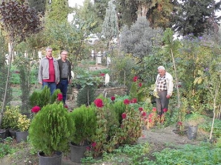 İzmir'deki köy mezarlığını çiçek bahçesine çevirdi