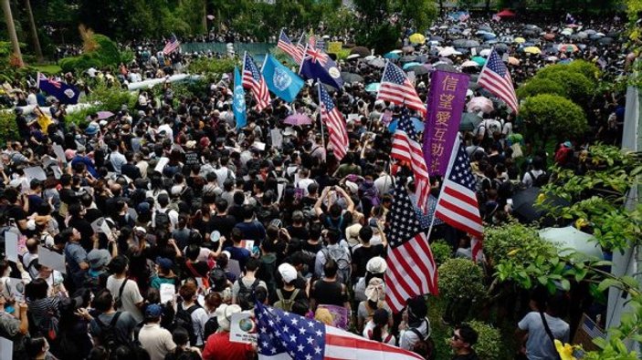 Hong Kong'da Trump'a sevgi yürüyüşü