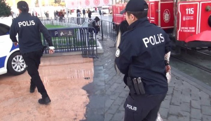 Taksim'de alkollü kadın ortalığı birbirine kattı