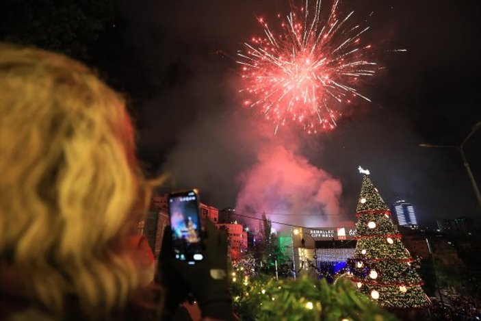 Ramallah'ta kurulan Noel Ağacı törenle aydınlatıldı
