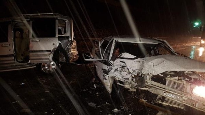 Niğde'de kar yağışı sebebiyle üç araç birbirine çarptı