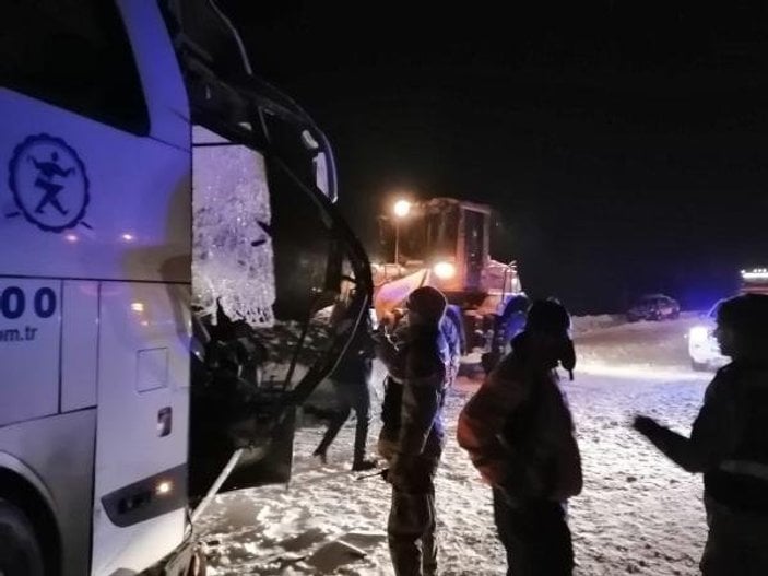 Sivas'ta yolcu otobüsü iş makinesiyle çarpıştı