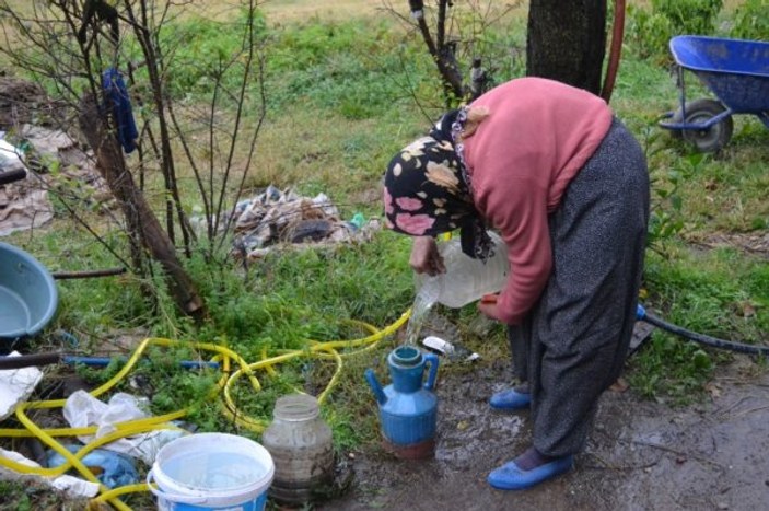 30 yıldır evine su taşıyan kadın, yardım istiyor