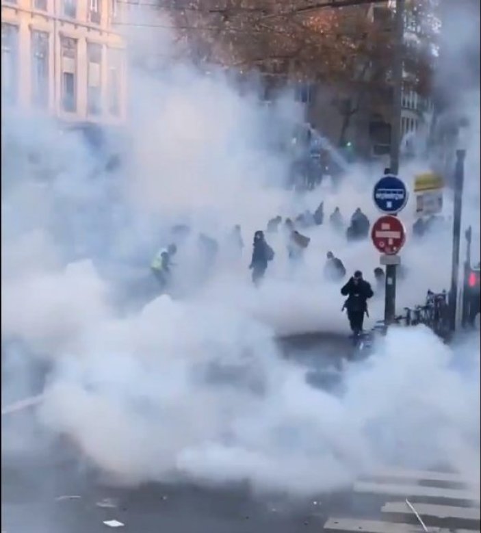 Fransız polisi göstericilerle çatışmaya başladı