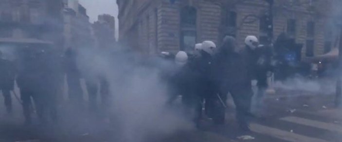 Fransız polisi göstericilerle çatışmaya başladı