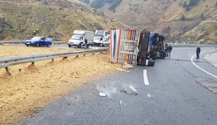 Elazığ'da kamyon devrildi: 1 ölü