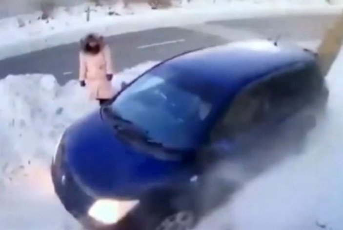 Yakutistanlı kadın üstüne gelen araçtan son anda kurtuldu