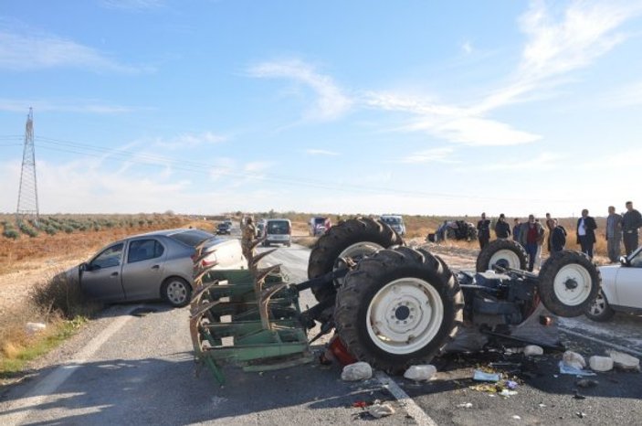 Gaziantep'teki zincirleme kazada traktör takla attı