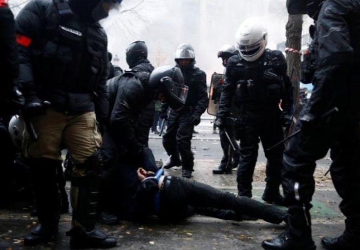 Fransız polisi göstericileri yerlerde sürükledi