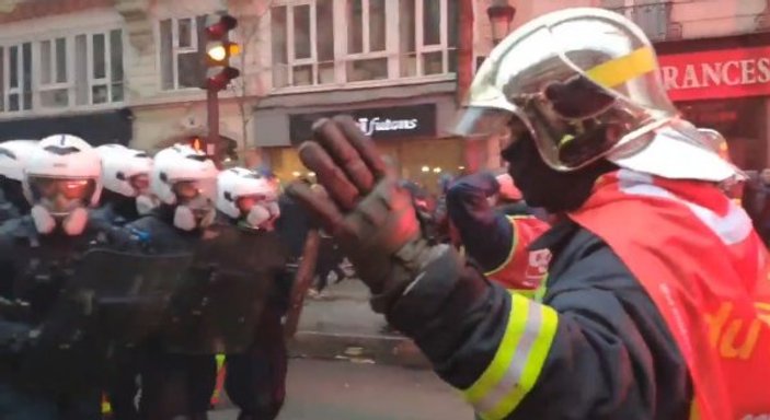 Fransız polisi göstericileri yerlerde sürükledi