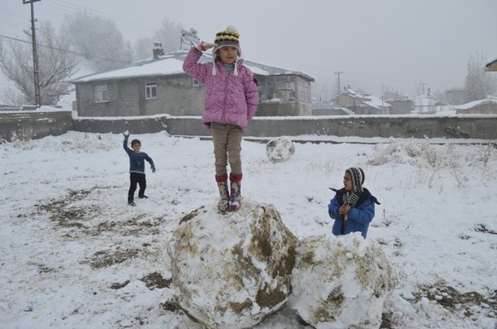 Ağrı'da öğrencilerin kar topu savaşı