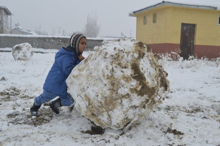Ağrı'da öğrencilerin kar topu savaşı