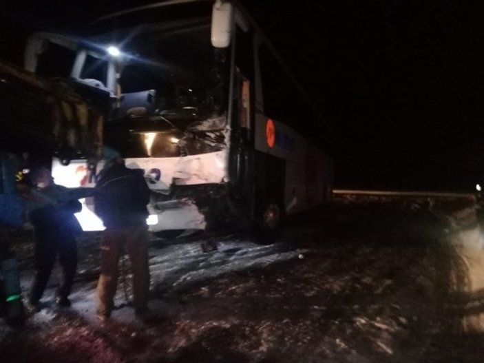 Kayseri'de otomobil ile yolcu otobüsü çarpıştı