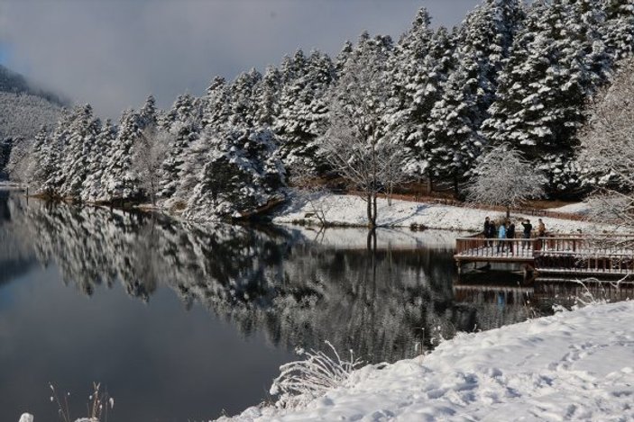 Etkili olan kar yağışı Gölcük Tabiat Parkı'nda güzel görüntüler oluşturdu