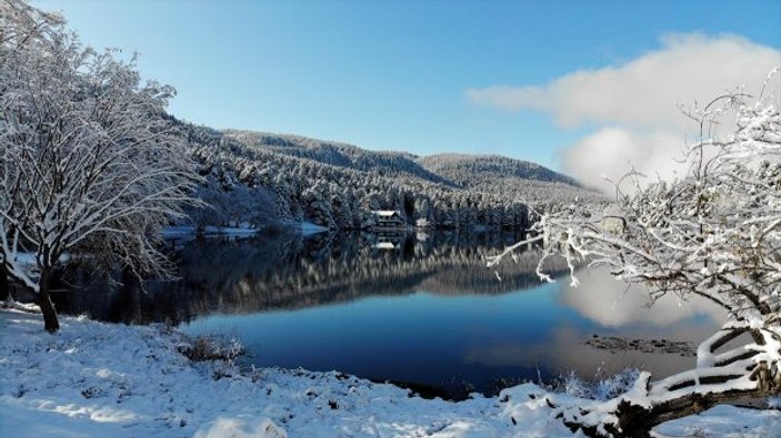 Etkili olan kar yağışı Gölcük Tabiat Parkı'nda güzel görüntüler oluşturdu