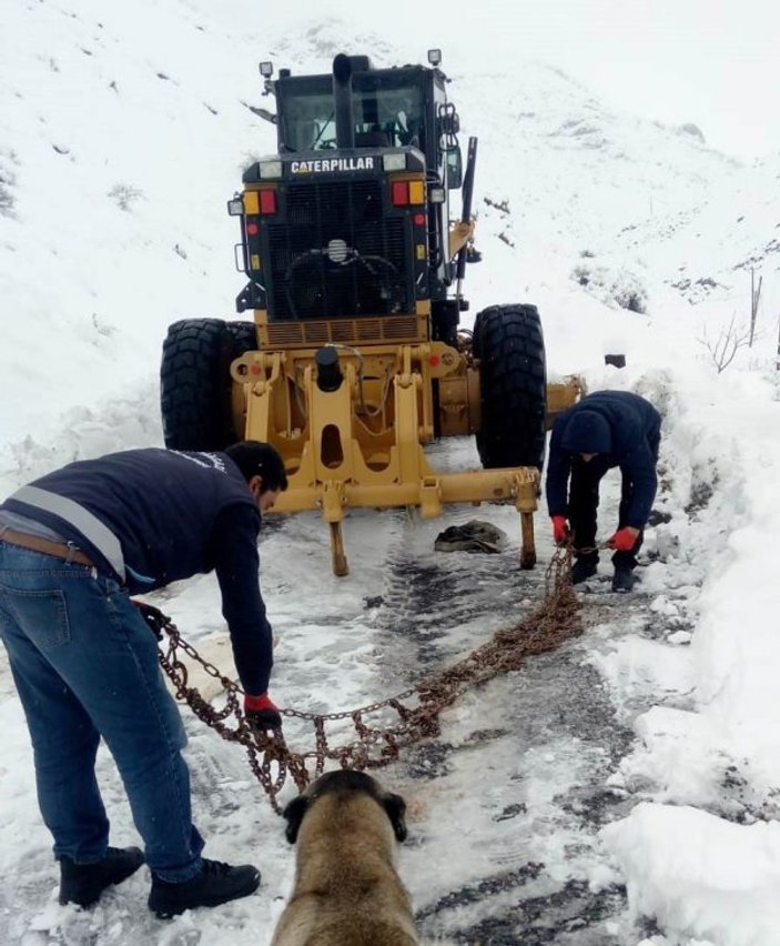 Malatya'da kar nedeniyle kapanan yolda hastaya ulaşıldı